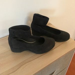 Dansko leather with velcro strap black nubuck